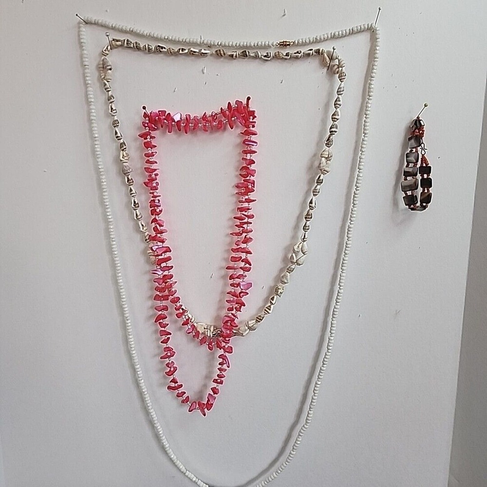 Lot Of VtG Shell Necklaces And Bracelet Mother Of Pearl And Dyed Shells